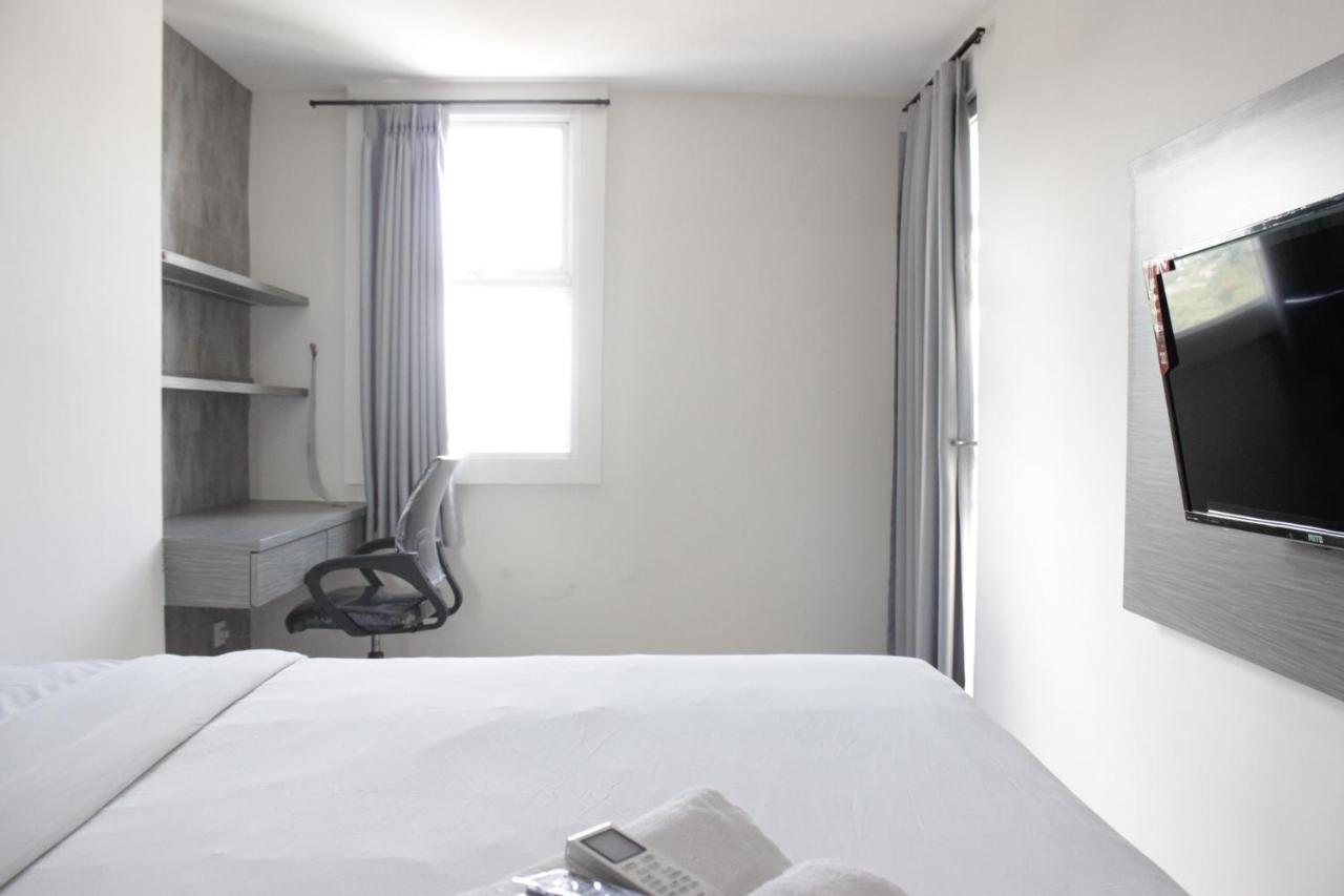 Simply 2br Without Living At Parahyangan By Travelio Apartemen